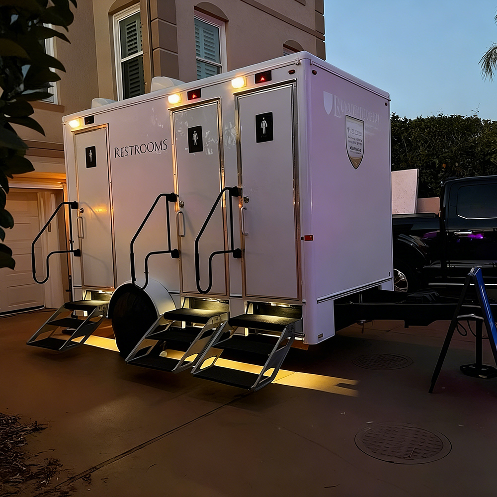 Mobile Toilet Trailer Luxury 3 - Outdoor Camping Rentals recensie en prijs