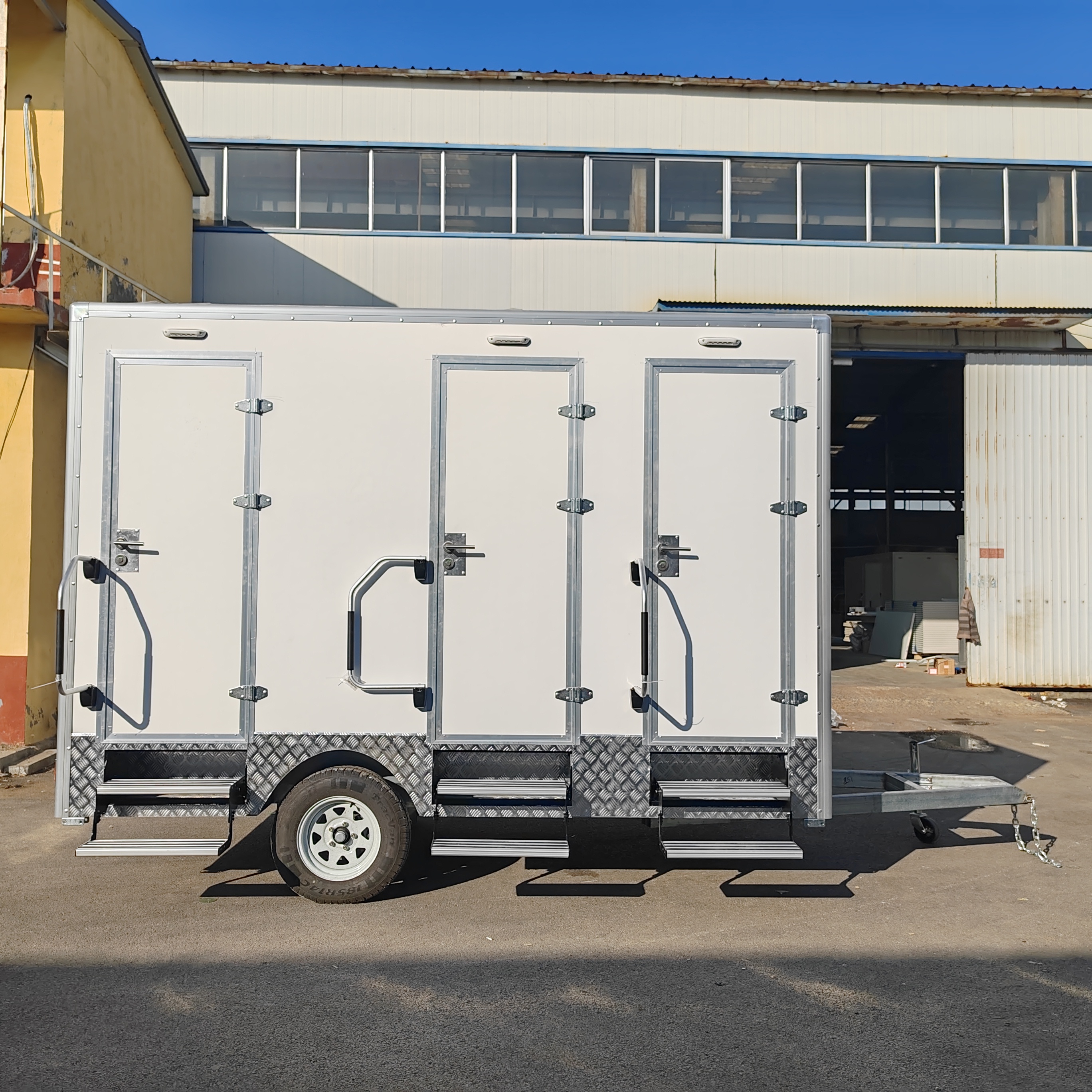 Mobile Toilet Trailer Luxury 3 - Outdoor Camping Rentals recensie en prijs